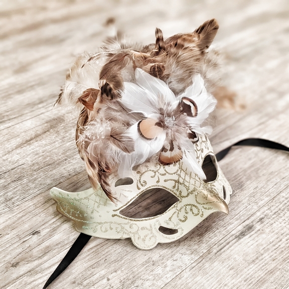 Exotic Feathered Ladies Masquerade Mask Venetian Cateye Ivory Crème - Picture 2 of 8